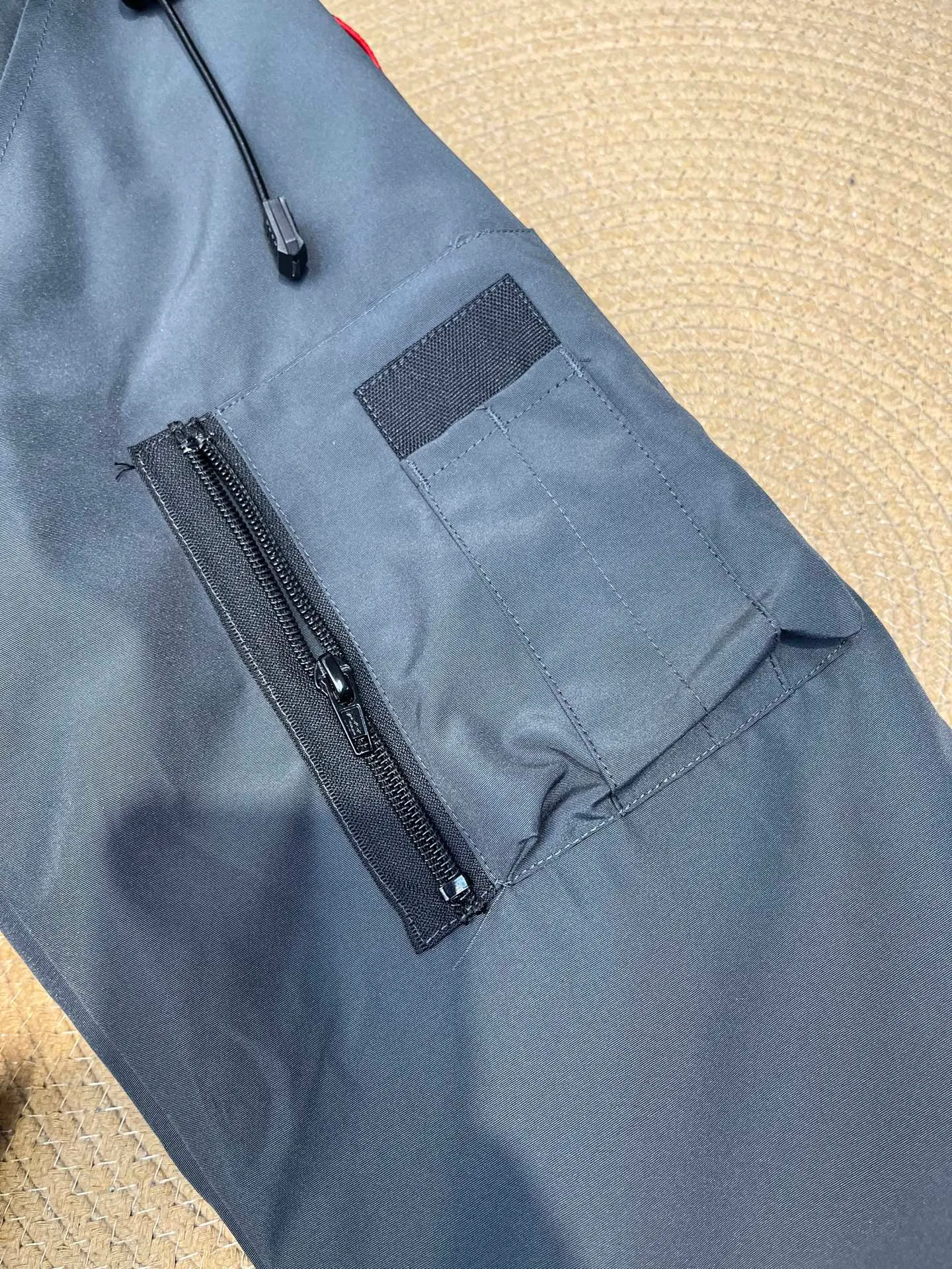 P780 high-end version (new version of Big Goose 01) Canada Goose Canada Goose #Chilliwack 7999M bomber jacket short down jacket/01 model #Men and Women Same Style# ➖ Genuine synchronous anti-counterfeiting chip sensor! ➖ Imported 21S polyester-cotton blended original fabric [last year’s 16S/18S hard fabrics have been completely eliminated, this year all use 21S genuine synchronous fabrics, the soft mid-strap feels delicate and textured], genuine synchronous Feather-Light 10D waterproof coating fabric, made of 84.5 polyester fiber and 15.5 cotton, 100% the best feel in the entire network! ➖ The genuine official website is synchronized with the national standard 80 white duck down, you can check the official website customer service, there will never be a series of misleading claims such as 90 down or goose down! ➖ Using the best nylon lining with double double-layer sealing design, velvet-proof No. 7 needle + grid-filled down ready-made garments, there is 100% no so-called velvet running! ➖ The cuffs are designed with thickened seamless threads, and the collar and pockets are lined with top-quality polar fleece to keep you warm and comfortable! ➖ Yoshida YKK provides original custom-made electroplated sliders. YKK two-way lockable zippers are tight and smooth and will not peel off paint! ➖ 3M composite guarantees that the Velcro is the same as the original, durable, and all accessories and hardware are custom-made! ➖ Imported BEHRINGER embroidery machine to customize the 10,000-needle embroidery logo, 98% of which can be reproduced to restore the original logo. You can check and compare on the official website! ➖ The fur collars are all made of large pieces of Western Canadian blue wolf hide, ensuring that each fur collar is 13-15cm wide!   Size:XS-XXL